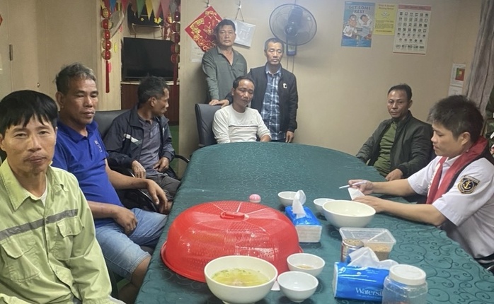 Các thuyền viên tàu hàng Gia Bảo 19 được đưa vào cảng Chân Mây.