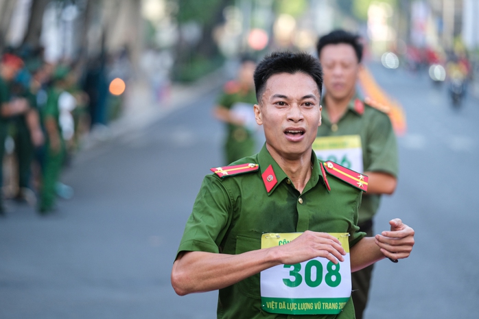 Hơn 1.300 vận động viên tham gia Giải Việt dã lực lượng vũ trang và học sinh- Ảnh 7. Hơn 1.300 vận động viên tham gia Giải Việt dã lực lượng vũ trang và học sinh- Ảnh 7.