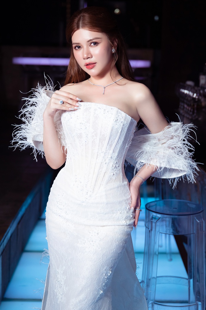 Giang Hồng Ngọc thu hút với bộ cánh xuyên thấu- Ảnh 7. Giang Hồng Ngọc thu hút với bộ cánh xuyên thấu- Ảnh 7.