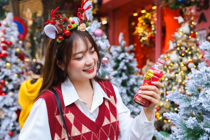Phố lên đèn, gen Z lên đồ đón Giáng sinh cùng món quà đặc biệt- Ảnh 1. Phố lên đèn, gen Z lên đồ đón Giáng sinh cùng món quà đặc biệt- Ảnh 1.