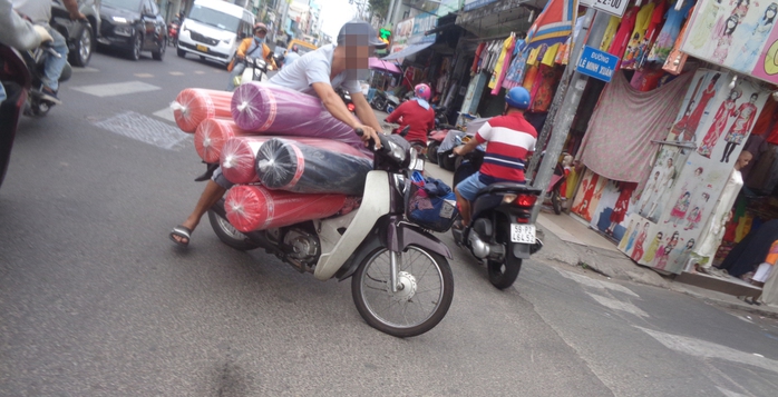 Diễn xiếc trên đường phố- Ảnh 1. Diễn xiếc trên đường phố- Ảnh 1.
