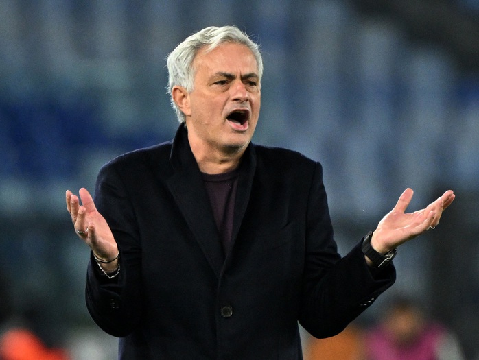 HLV Mourinho lại gây sốc: Thay Renato Sanches chỉ sau 18 phút - Ảnh 3. HLV Mourinho lại gây sốc: Thay Renato Sanches chỉ sau 18 phút - Ảnh 3.