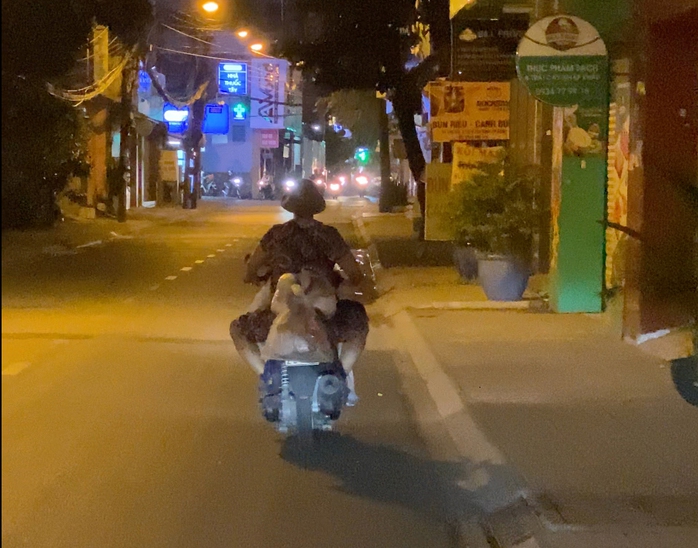 Lật tẩy chiêu trò "trục lợi tình thương" (*): Ai đang xin quà từ thiện hằng đêm?- Ảnh 1. Lật tẩy chiêu trò "trục lợi tình thương" (*): Ai đang xin quà từ thiện hằng đêm?- Ảnh 1.