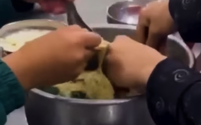 Bữa ăn bán trú 2 gói mì tôm chan cơm cho 11 học sinh là có thật- Ảnh 1. Bữa ăn bán trú 2 gói mì tôm chan cơm cho 11 học sinh là có thật- Ảnh 1.