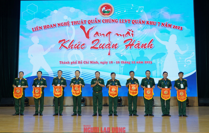 Khai mạc Liên hoan Nghệ thuật quần chúng Lực lượng vũ trang Quân khu 7- Ảnh 1. Khai mạc Liên hoan Nghệ thuật quần chúng Lực lượng vũ trang Quân khu 7- Ảnh 1.