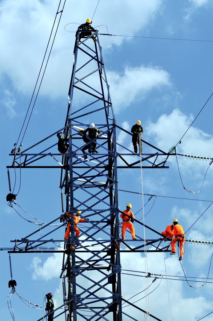 EVNSPC triển khai giải pháp bảo đảm cung cấp điện năm 2024- Ảnh 3. EVNSPC triển khai giải pháp bảo đảm cung cấp điện năm 2024- Ảnh 3.