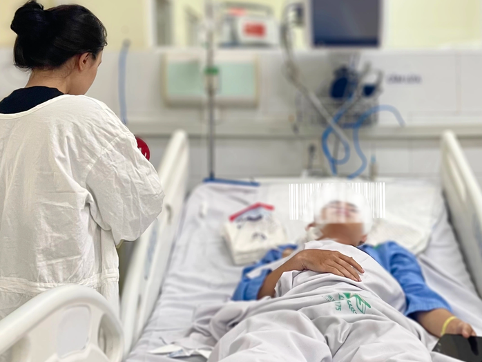Mâu thuẫn sau đá bóng, nam sinh viên bị đâm thủng động mạch đốt sống- Ảnh 1. Mâu thuẫn sau đá bóng, nam sinh viên bị đâm thủng động mạch đốt sống- Ảnh 1.