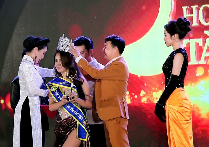 Tìm ra 2 hoa hậu trong một cuộc thi nhan sắc
- Ảnh 1. Tìm ra 2 hoa hậu trong một cuộc thi nhan sắc
- Ảnh 1.