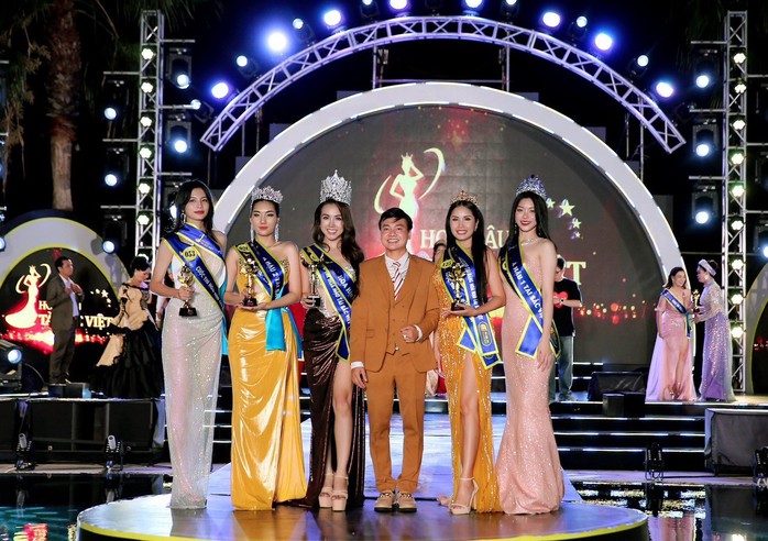 Tìm ra 2 hoa hậu trong một cuộc thi nhan sắc
- Ảnh 2. Tìm ra 2 hoa hậu trong một cuộc thi nhan sắc
- Ảnh 2.