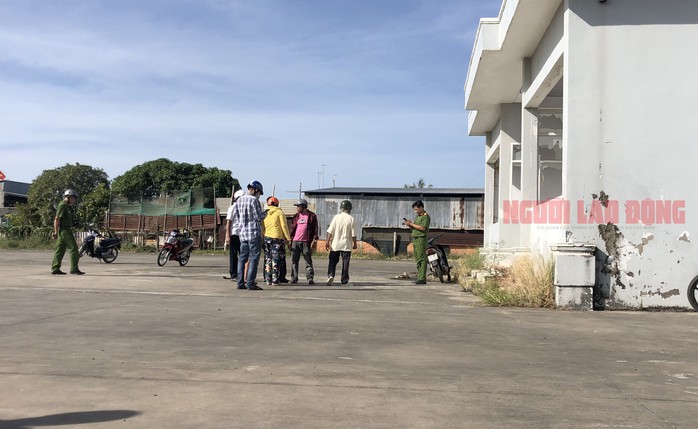 Người đàn ông bán vé số dạo tử vong trong tư thế treo cổ- Ảnh 1. Người đàn ông bán vé số dạo tử vong trong tư thế treo cổ- Ảnh 1.