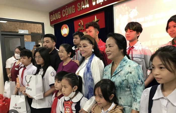 NSND Kim Cương, NSƯT Hữu Châu sắp diễn lại "Lá sầu riêng"- Ảnh 5. NSND Kim Cương, NSƯT Hữu Châu sắp diễn lại "Lá sầu riêng"- Ảnh 5.