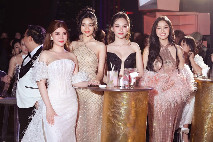 Giang Hồng Ngọc thu hút với bộ cánh xuyên thấu- Ảnh 5. Giang Hồng Ngọc thu hút với bộ cánh xuyên thấu- Ảnh 5.