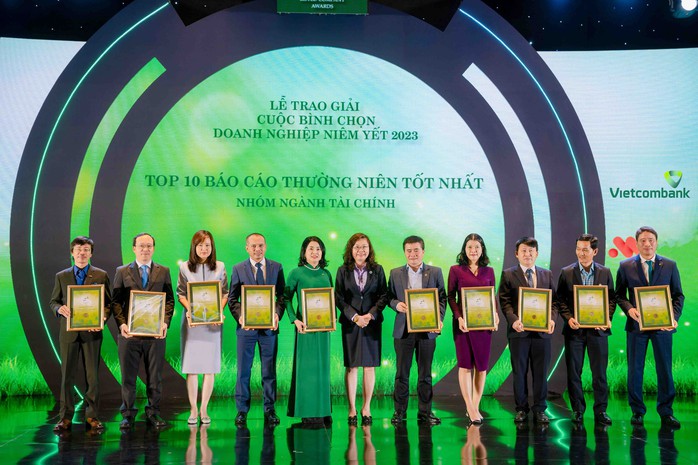Vietcombank được bình chọn top 10 doanh nghiệp niêm yết có Báo cáo thường niên tốt nhất- Ảnh 2. Vietcombank được bình chọn top 10 doanh nghiệp niêm yết có Báo cáo thường niên tốt nhất- Ảnh 2.