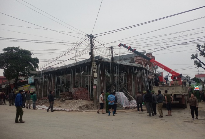 Sập giàn giáo nhà dân, một người bị vùi dưới đống bê-tông- Ảnh 1. Sập giàn giáo nhà dân, một người bị vùi dưới đống bê-tông- Ảnh 1.