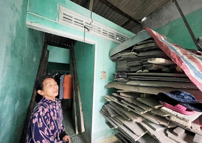Nhà của nhiều hộ dân tổ 6, phường Lê Hồng Phong, TP Quảng Ngãi bị hư hỏng, xuống cấp nghiêm trọng nhưng không thể làm mới,  sửa chữa vì vướng quy hoạch treo 27 năm qua