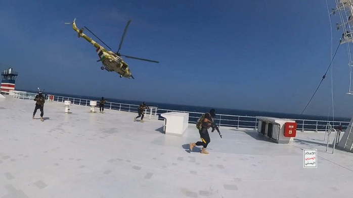 Các tay súng Houthi trên một tàu hàng ở biển Đỏ trong bức ảnh công bố hôm 20-11Ảnh: Reuters Các tay súng Houthi trên một tàu hàng ở biển Đỏ trong bức ảnh công bố hôm 20-11Ảnh: Reuters