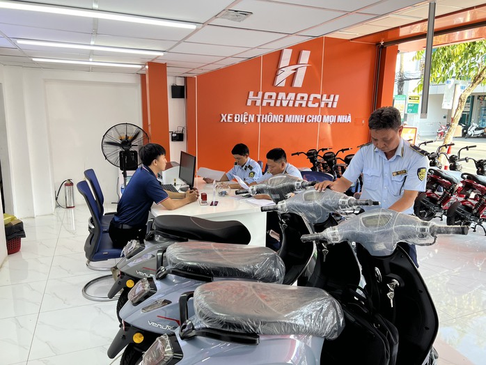 Hàng loạt cửa hàng xe điện đóng cửa để đối phó đoàn kiểm tra- Ảnh 2. Hàng loạt cửa hàng xe điện đóng cửa để đối phó đoàn kiểm tra- Ảnh 2.