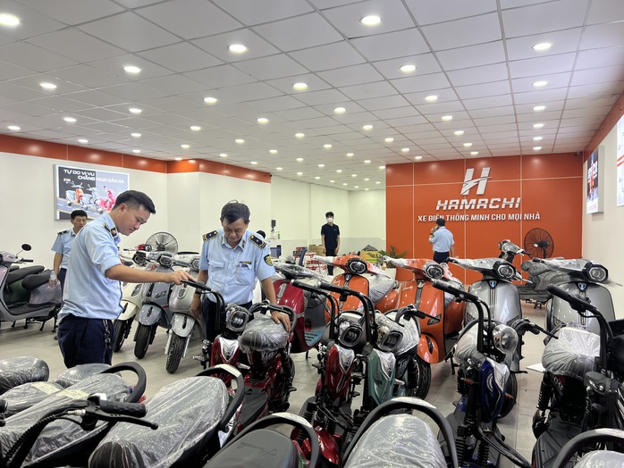 Hàng loạt cửa hàng xe điện đóng cửa để đối phó đoàn kiểm tra- Ảnh 1. Hàng loạt cửa hàng xe điện đóng cửa để đối phó đoàn kiểm tra- Ảnh 1.