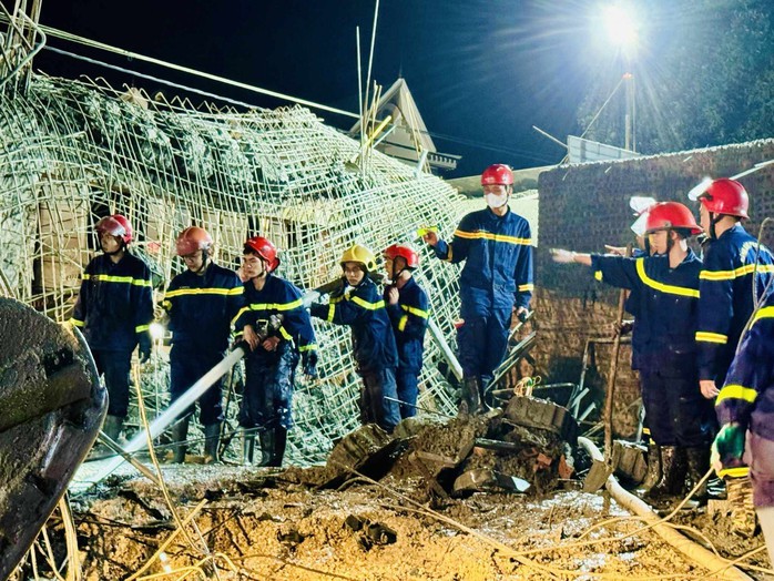 Tìm thấy thi thể người đàn ông bị vùi lấp trong vụ sập giàn giáo- Ảnh 2. Tìm thấy thi thể người đàn ông bị vùi lấp trong vụ sập giàn giáo- Ảnh 2.