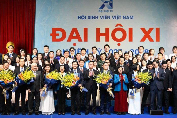 Chủ tịch nước Võ Văn Thưởng cùng các lãnh đạo Đảng, Nhà nước tặng hoa chúc mừng Ban Chấp hành Trung ương Hội Sinh viên Việt Nam khóa XI Ảnh: KIỀU ANH Chủ tịch nước Võ Văn Thưởng cùng các lãnh đạo Đảng, Nhà nước tặng hoa chúc mừng Ban Chấp hành Trung ương Hội Sinh viên Việt Nam khóa XI Ảnh: KIỀU ANH