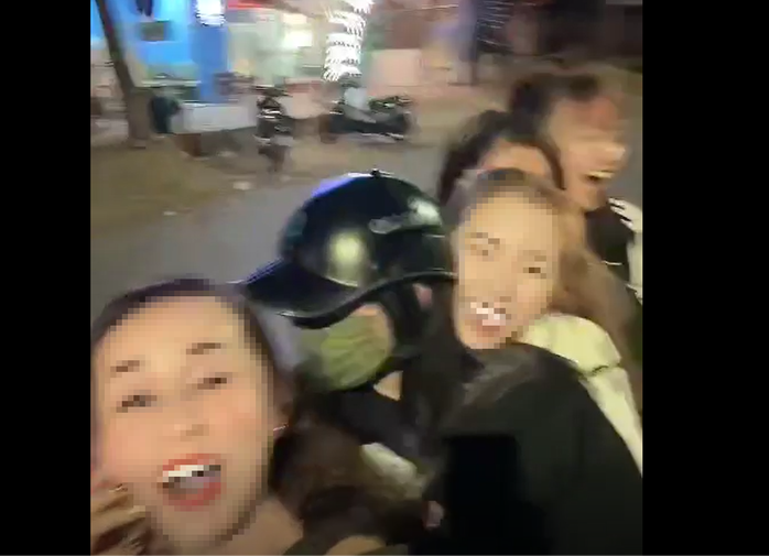 Xôn xao clip 5 cô gái đi 1 xe máy khoe "chiến tích" trên Facebook- Ảnh 1. Xôn xao clip 5 cô gái đi 1 xe máy khoe "chiến tích" trên Facebook- Ảnh 1.