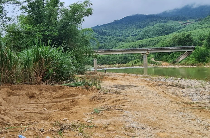 Thuỷ điện sông Bồ thu lợi bất hợp pháp- Ảnh 2. Hạ nguồn sông Bồ đoạn cách chân đập thủy điện Sông Bồ vài km.
