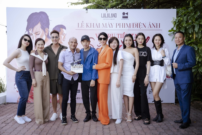 Đạo diễn Nguyễn Ngọc Lâm, nhà sản xuất Thanh Sơn – Xuân Lan và dàn diễn viên Đạo diễn Nguyễn Ngọc Lâm, nhà sản xuất Thanh Sơn – Xuân Lan và dàn diễn viên