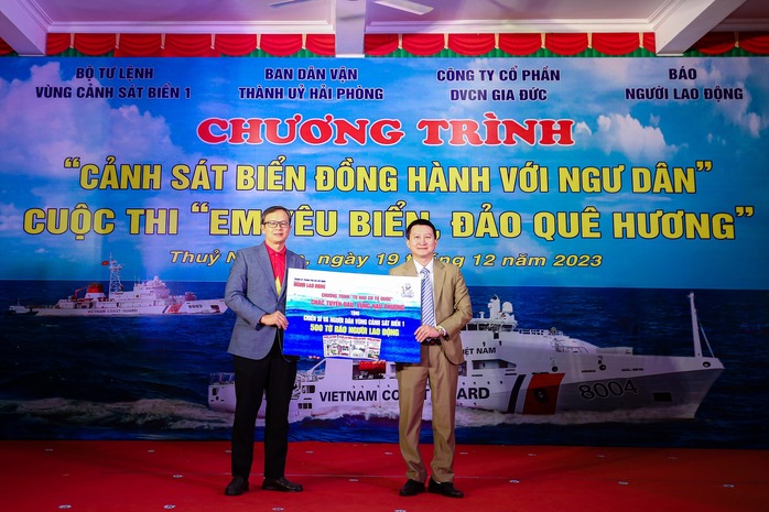 Báo Người Lao Động trao tặng 1.000 lá cờ Tổ quốc tại Hải Phòng- Ảnh 2. Báo Người Lao Động trao tặng 1.000 lá cờ Tổ quốc tại Hải Phòng- Ảnh 2.