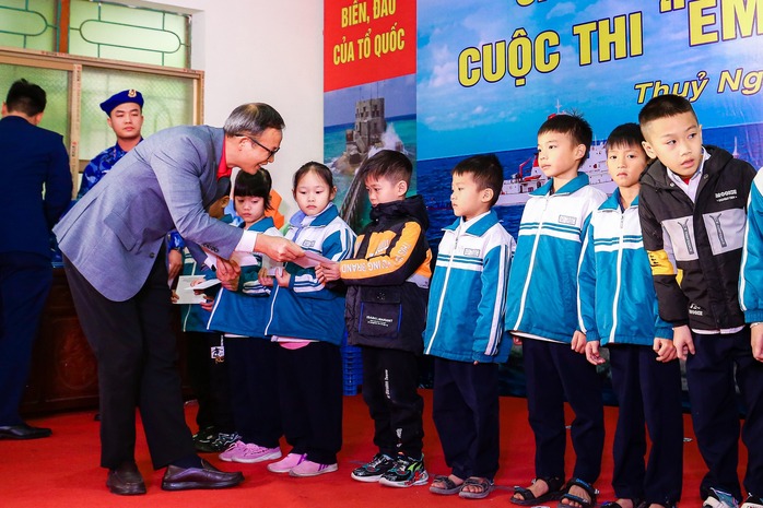 Báo Người Lao Động trao tặng 1.000 lá cờ Tổ quốc tại Hải Phòng- Ảnh 3. Báo Người Lao Động trao tặng 1.000 lá cờ Tổ quốc tại Hải Phòng- Ảnh 3.