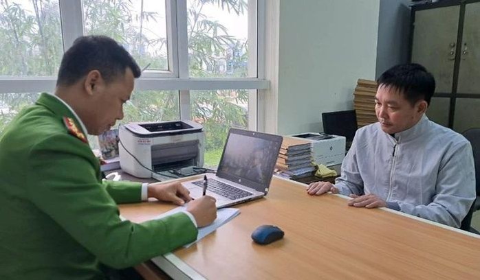 Bắt giữ đối tượng chiếm đoạt 5 tỉ đồng, phát hiện nhiều thẻ phóng viên, biên tập viên- Ảnh 1. Bắt giữ đối tượng chiếm đoạt 5 tỉ đồng, phát hiện nhiều thẻ phóng viên, biên tập viên- Ảnh 1.