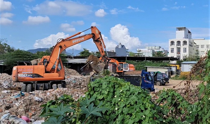 Truy nguồn xe vào đường cấm ở Đà Nẵng, "lòi ra" bãi xà bần không phép tinh vi- Ảnh 1. Truy nguồn xe vào đường cấm ở Đà Nẵng, "lòi ra" bãi xà bần không phép tinh vi- Ảnh 1.