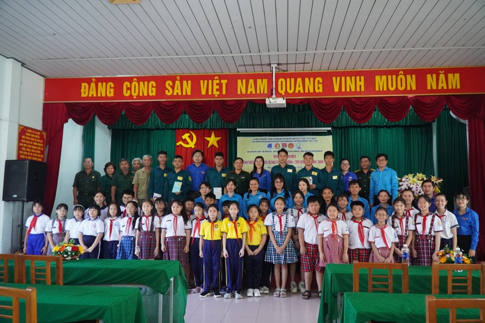 Đường cờ Tổ quốc góp xây dựng nông thôn mới- Ảnh 3. Đường cờ Tổ quốc góp xây dựng nông thôn mới- Ảnh 3.