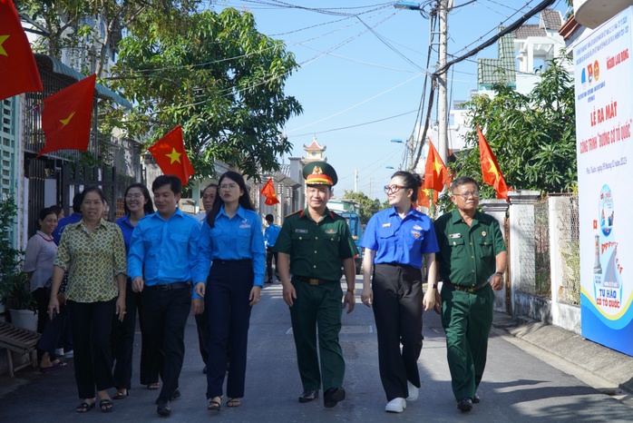 Đường cờ Tổ quốc góp xây dựng nông thôn mới- Ảnh 4. Đường cờ Tổ quốc góp xây dựng nông thôn mới- Ảnh 4.
