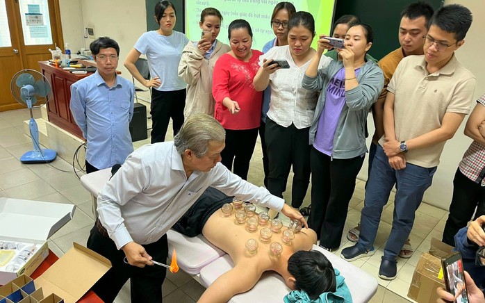 Bác sĩ chuyên khoa II Huỳnh Tấn Vũ hướng dẫn học viên thực hiện phương pháp giác hơi trị bệnh 
Ảnh: HẢI YẾN