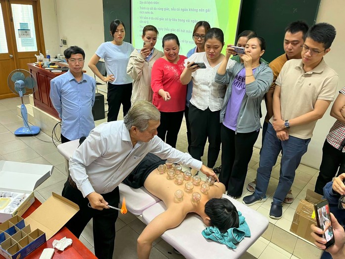Bác sĩ chuyên khoa II Huỳnh Tấn Vũ hướng dẫn học viên thực hiện phương pháp giác hơi trị bệnh Ảnh: HẢI YẾN Bác sĩ chuyên khoa II Huỳnh Tấn Vũ hướng dẫn học viên thực hiện phương pháp giác hơi trị bệnh Ảnh: HẢI YẾN