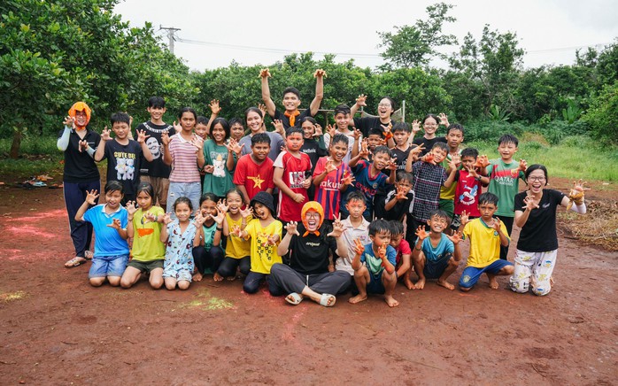 Nhóm thiện nguyện của Anh Thư cùng các em nhỏ tại nhà lưu trú sắc tộc ở Bình Phước (Ảnh do nhân vật cung cấp)