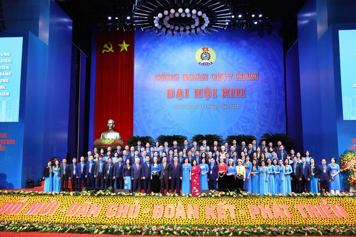 Các đại biểu chụp ảnh lưu niệm với lãnh đạo Đảng, Nhà nước Ảnh: HỮU HƯNG Các đại biểu chụp ảnh lưu niệm với lãnh đạo Đảng, Nhà nước Ảnh: HỮU HƯNG