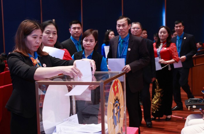 Các đại biểu bỏ phiếu bầu Ban Chấp hành Tổng LĐLĐ Việt Nam khóa XIII Ảnh: HỮU HƯNG Các đại biểu bỏ phiếu bầu Ban Chấp hành Tổng LĐLĐ Việt Nam khóa XIII Ảnh: HỮU HƯNG