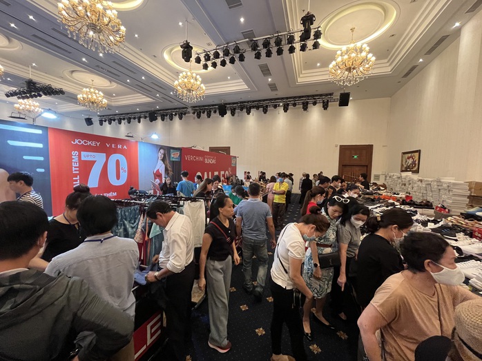 TP HCM: Hàng hiệu lại sắp có đợt giảm giá đến 90%- Ảnh 1. TP HCM: Hàng hiệu lại sắp có đợt giảm giá đến 90%- Ảnh 1.