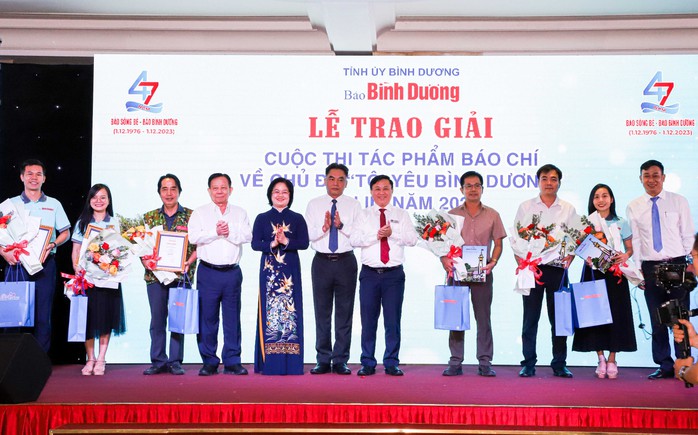 Trao giải cuộc thi "Tôi yêu Bình Dương" lần thứ II

- Ảnh 1.