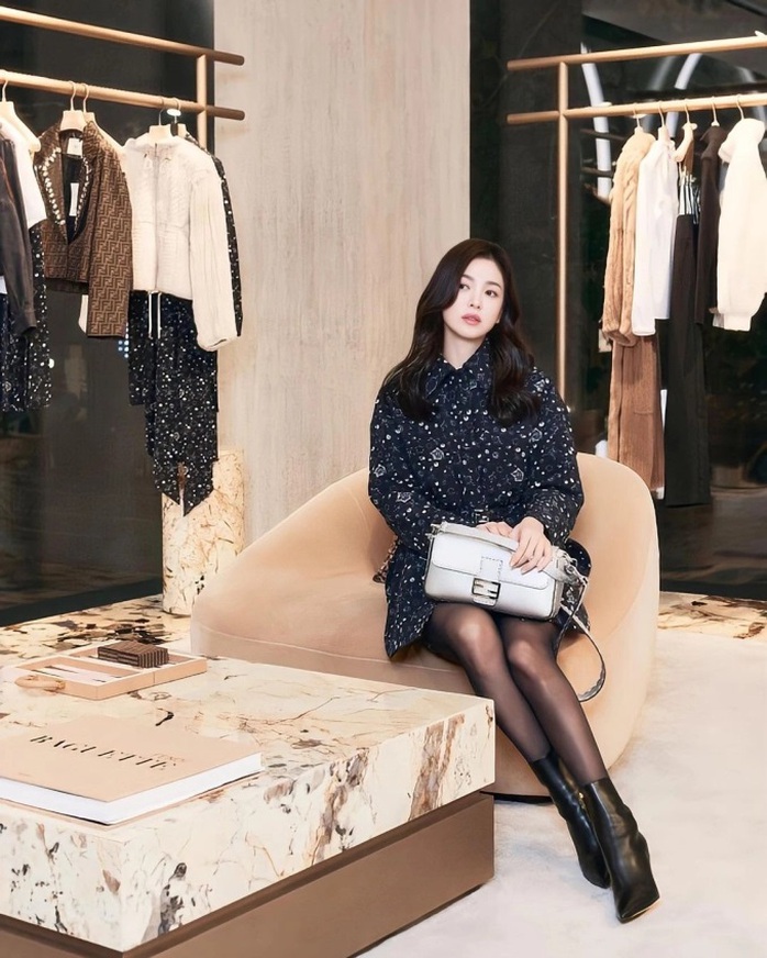 Song Hye Kyo khoe nhan sắc “sang xịn” dù đã U40- Ảnh 3. Song Hye Kyo khoe nhan sắc “sang xịn” dù đã U40- Ảnh 3.
