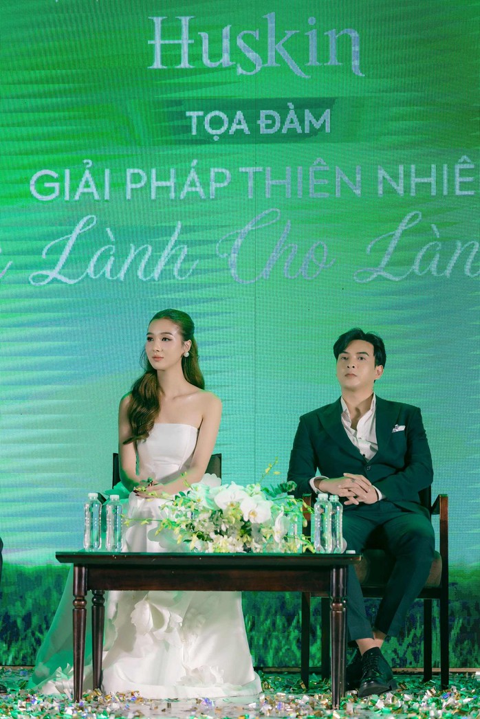 Hồ Quang Hiếu và vợ mong con
- Ảnh 1. Hồ Quang Hiếu và vợ mong con
- Ảnh 1.