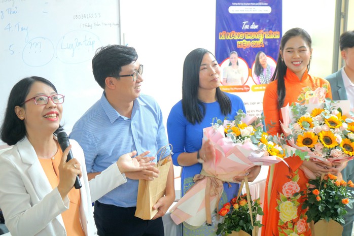 Nghệ thuật nói trước đám đông, bí quyết nằm ở đâu?
- Ảnh 2. Nghệ thuật nói trước đám đông, bí quyết nằm ở đâu?
- Ảnh 2.
