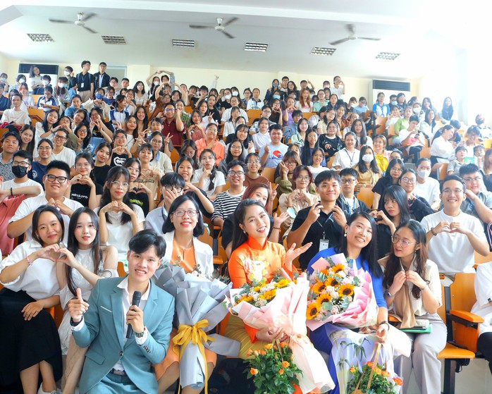 Nghệ thuật nói trước đám đông, bí quyết nằm ở đâu?
- Ảnh 1. Nghệ thuật nói trước đám đông, bí quyết nằm ở đâu?
- Ảnh 1.