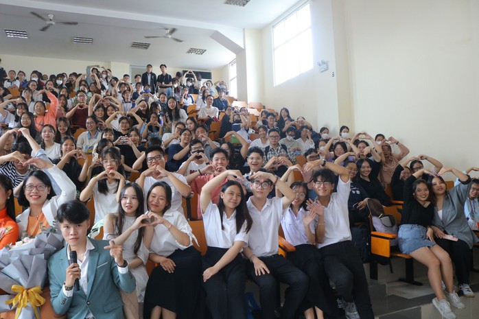 Nghệ thuật nói trước đám đông, bí quyết nằm ở đâu?
- Ảnh 3. Nghệ thuật nói trước đám đông, bí quyết nằm ở đâu?
- Ảnh 3.