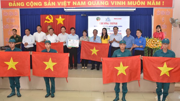 Đường cờ Tổ quốc rực sáng đường tuần tra biên giới Việt Nam – Campuchia- Ảnh 1. Đường cờ Tổ quốc rực sáng đường tuần tra biên giới Việt Nam – Campuchia- Ảnh 1.