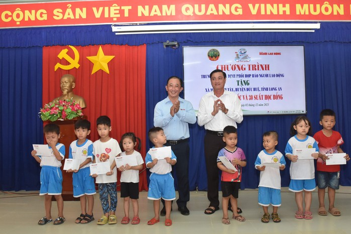Đường cờ Tổ quốc rực sáng đường tuần tra biên giới Việt Nam – Campuchia- Ảnh 2. Đường cờ Tổ quốc rực sáng đường tuần tra biên giới Việt Nam – Campuchia- Ảnh 2.