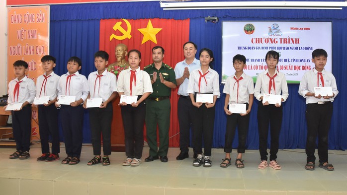 Đường cờ Tổ quốc rực sáng đường tuần tra biên giới Việt Nam – Campuchia- Ảnh 3. Đường cờ Tổ quốc rực sáng đường tuần tra biên giới Việt Nam – Campuchia- Ảnh 3.