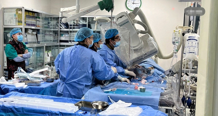Thay van động mạch chủ qua ống thông cho bệnh nhân khó phẫu thuật- Ảnh 1. Thay van động mạch chủ qua ống thông cho bệnh nhân khó phẫu thuật- Ảnh 1.