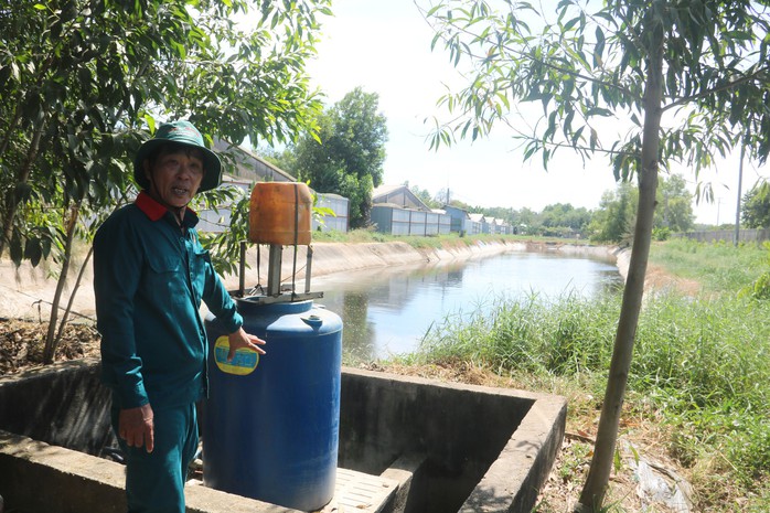Xí nghiệp chăn nuôi heo xả thải để người dân… tưới cỏ!- Ảnh 1. Xí nghiệp chăn nuôi heo xả thải để người dân… tưới cỏ!- Ảnh 1.